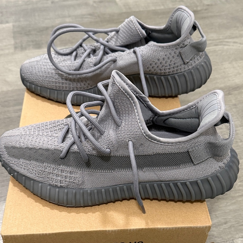 Yeezy boost 350 Gray Sneakers - Picture 3 of 9